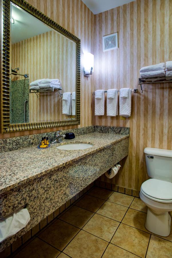 King Suite with Kitchenette at Best Western Plus Ellensburg Hotel