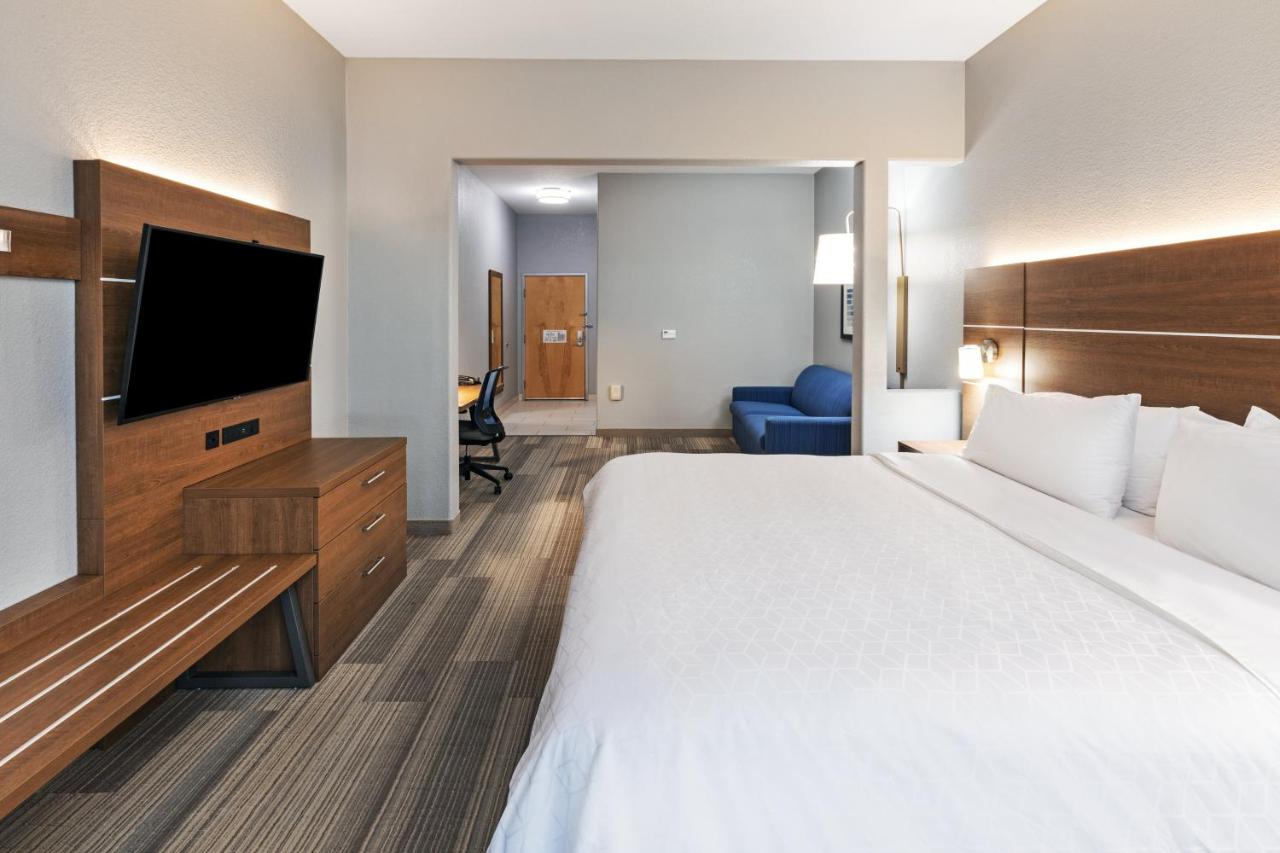 King Suite at Holiday Inn Express & Suites Austin NE - Hutto by IHG