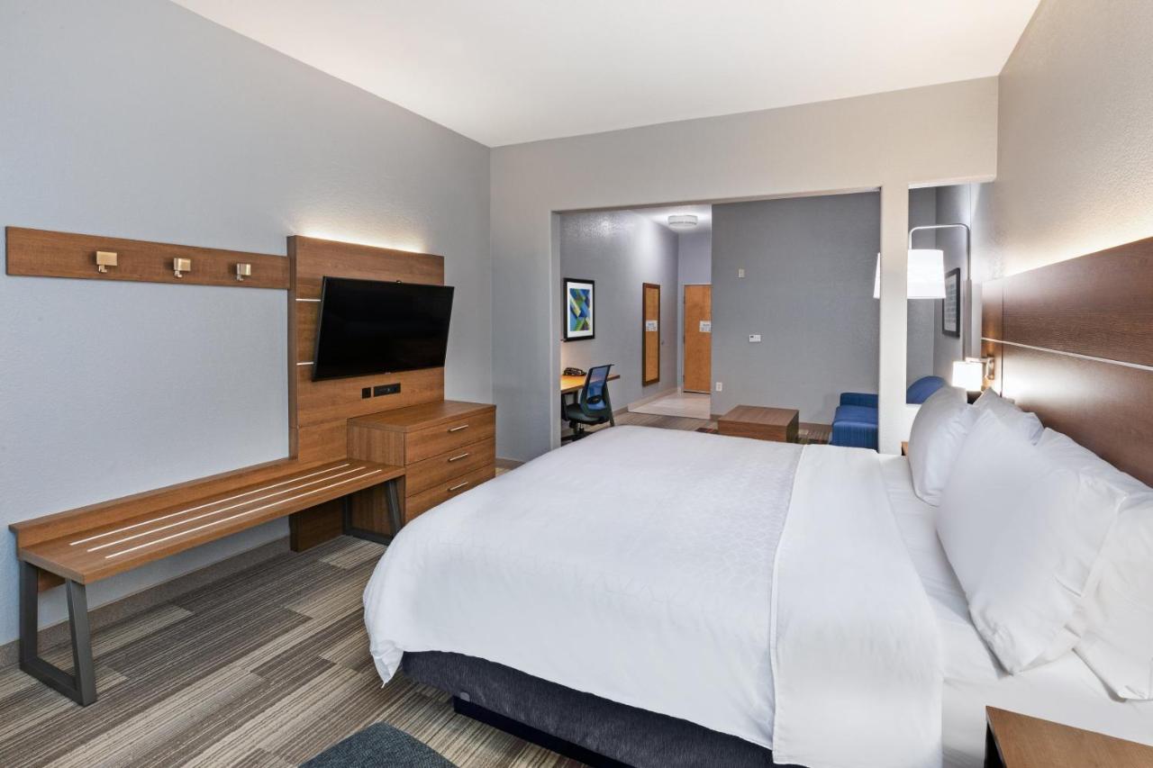King Suite at Holiday Inn Express & Suites Austin NE - Hutto by IHG