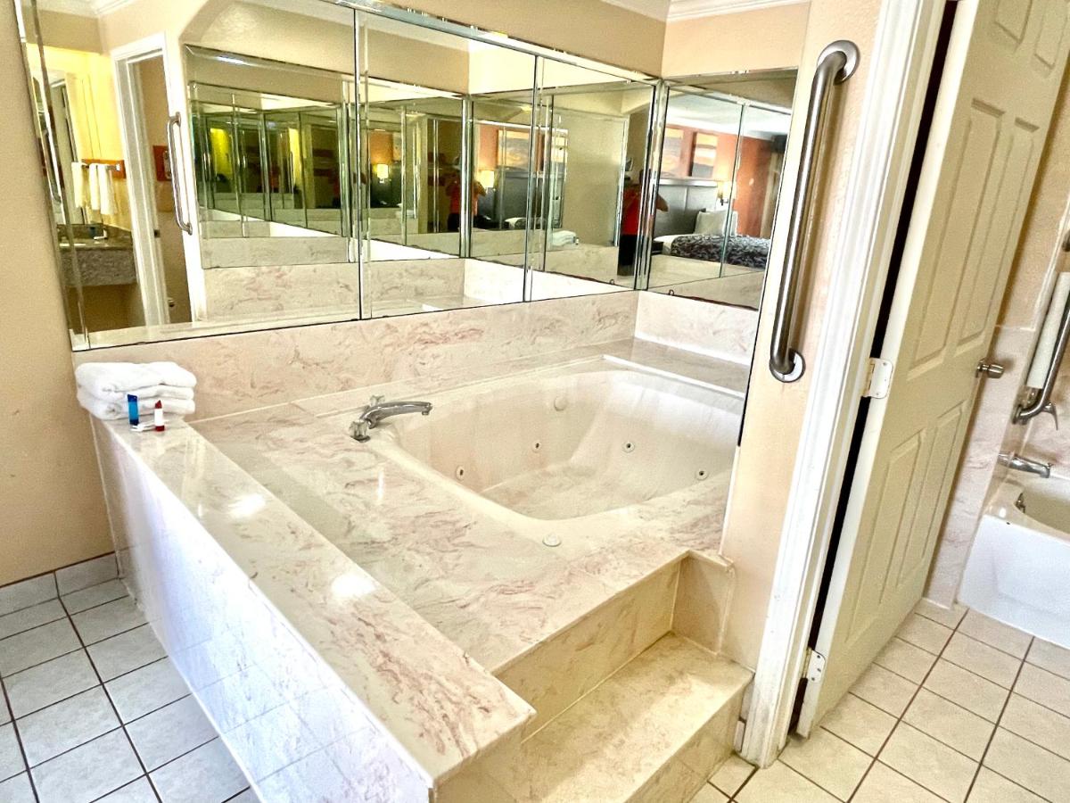 | Luxury Inn Liberty