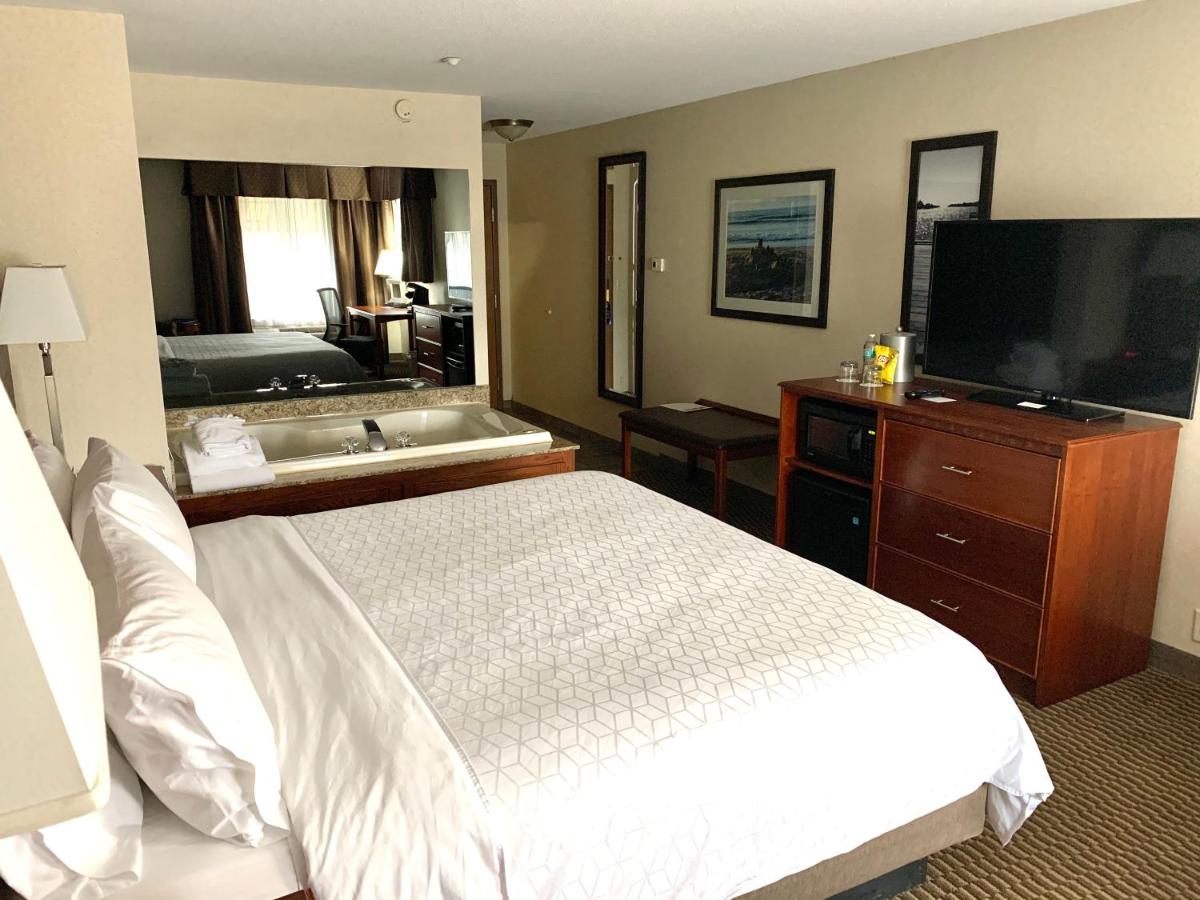King Room with Spa Bath at Holiday Inn Express Holland by IHG