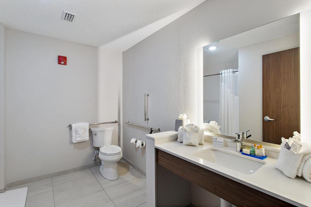 King Room - Hearing Accessible - Roll-in Shower at Holiday Inn Express St. Augustine - Vilano Beach by IHG