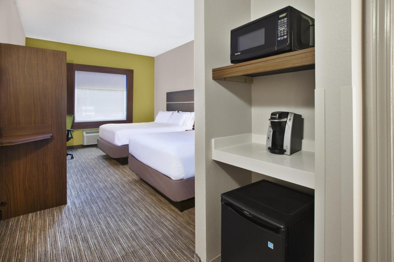 Queen Room with Two Queen Beds - Non-Smoking at Holiday Inn Express & Suites Alcoa (Knoxville Airport) by IHG