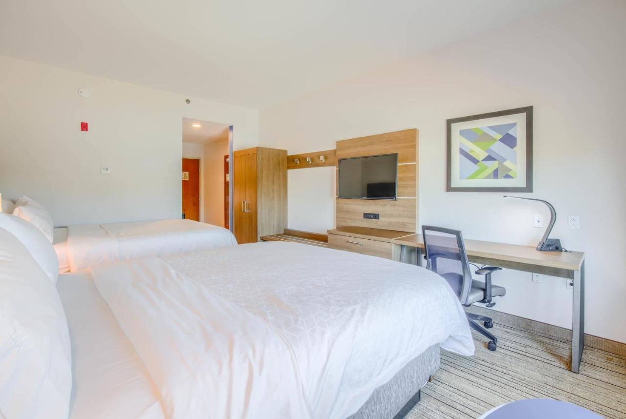 Queen Room with Two Queen Beds at Holiday Inn Express & Suites Gulf Shores by IHG