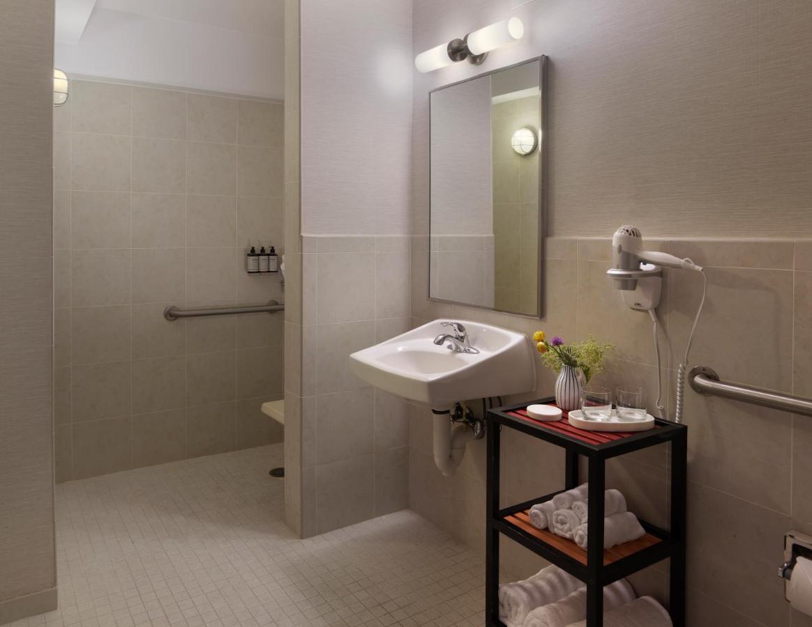 Double Room with Roll-in Shower - Mobility and Hearing Impaired Access/Non-Smoking at BEI San Francisco, Trademark Collection by Wyndham