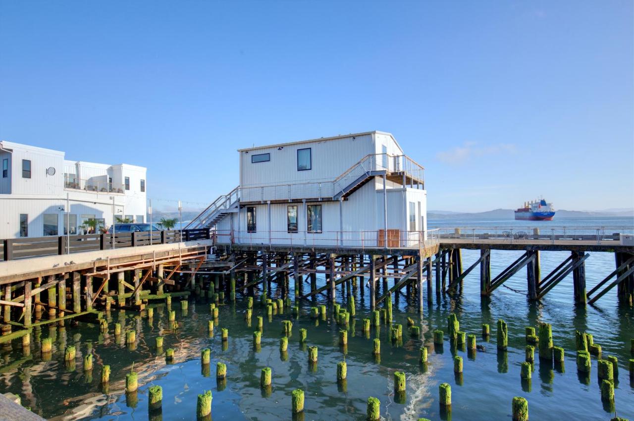 | Bowline Hotel