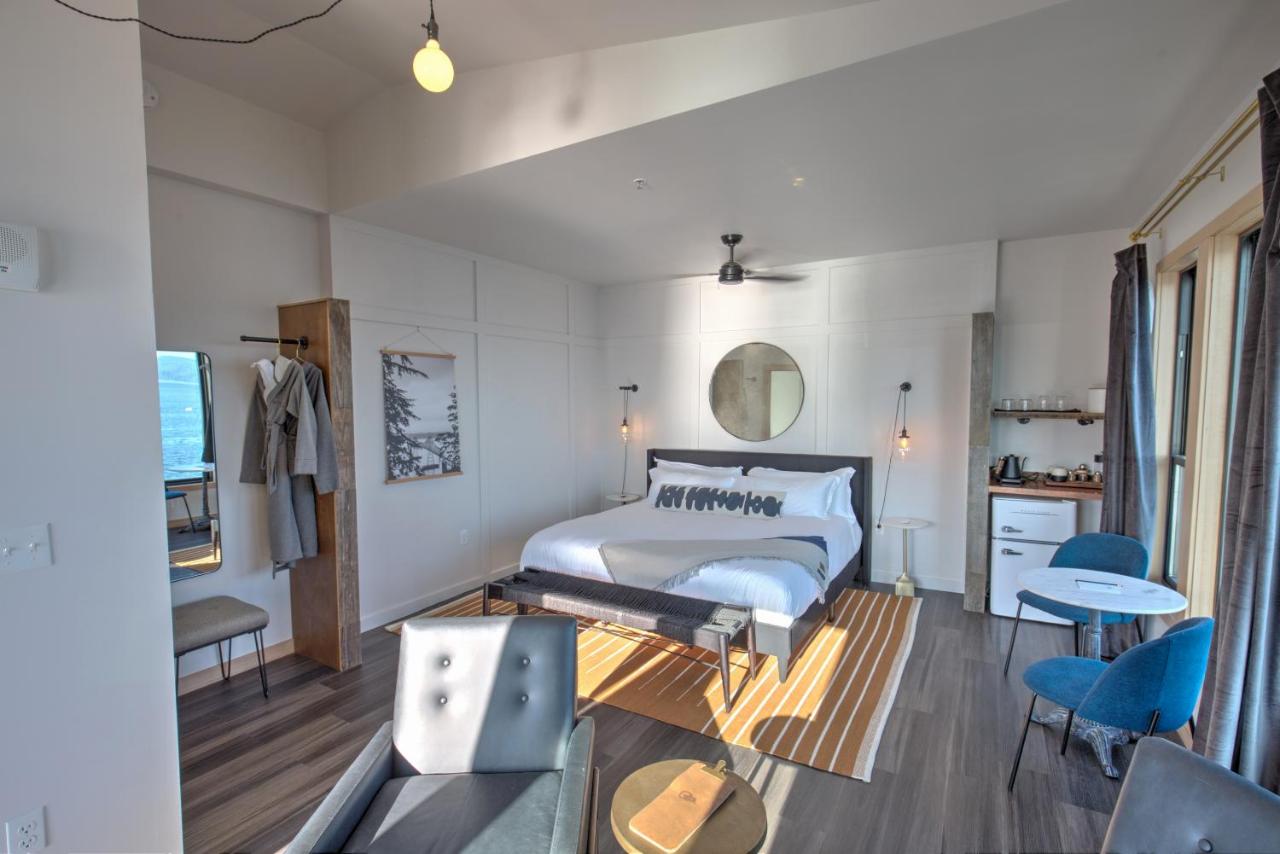 | Bowline Hotel