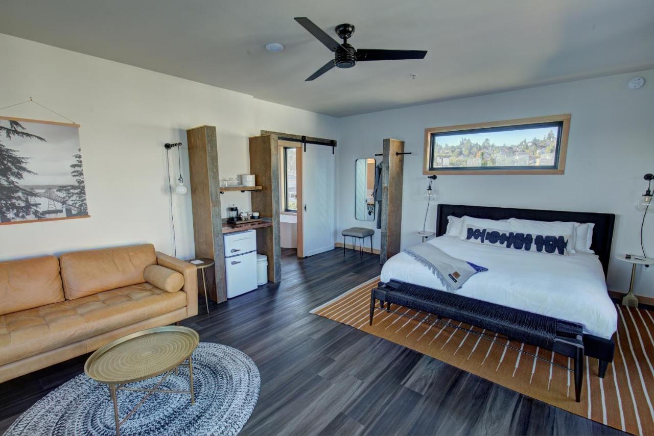 | Bowline Hotel