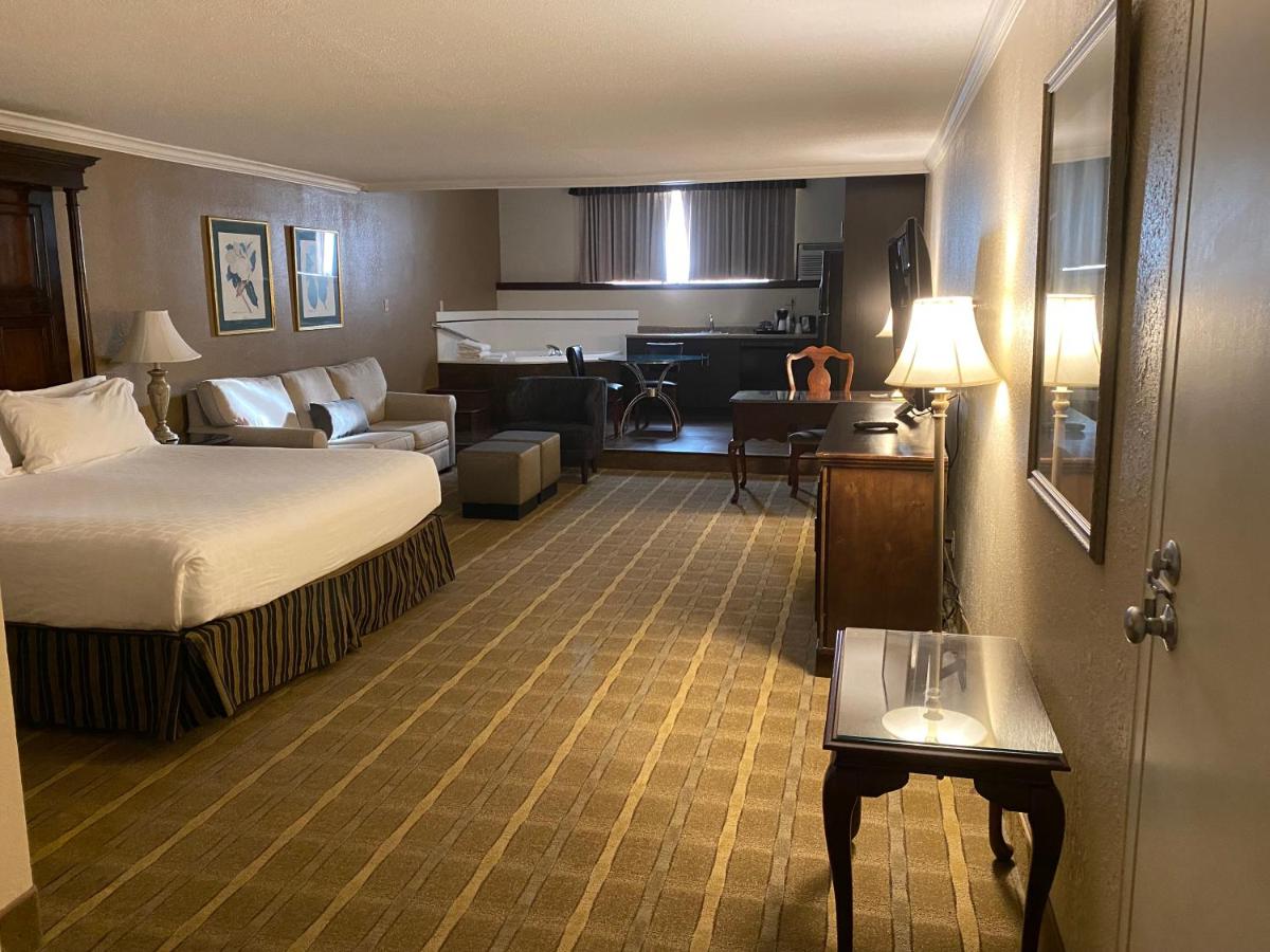 King Suite - Non-Smoking at Wyndham Garden Warsaw