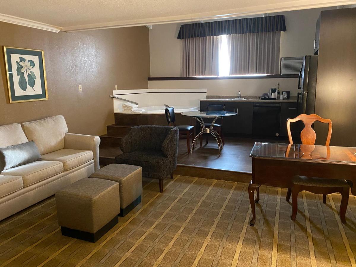 King Suite - Non-Smoking at Wyndham Garden Warsaw