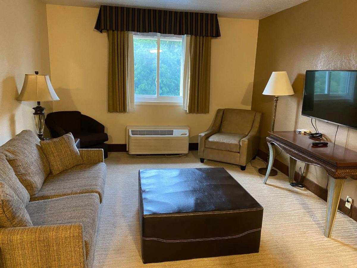 King Suite at Wyndham Garden Warsaw
