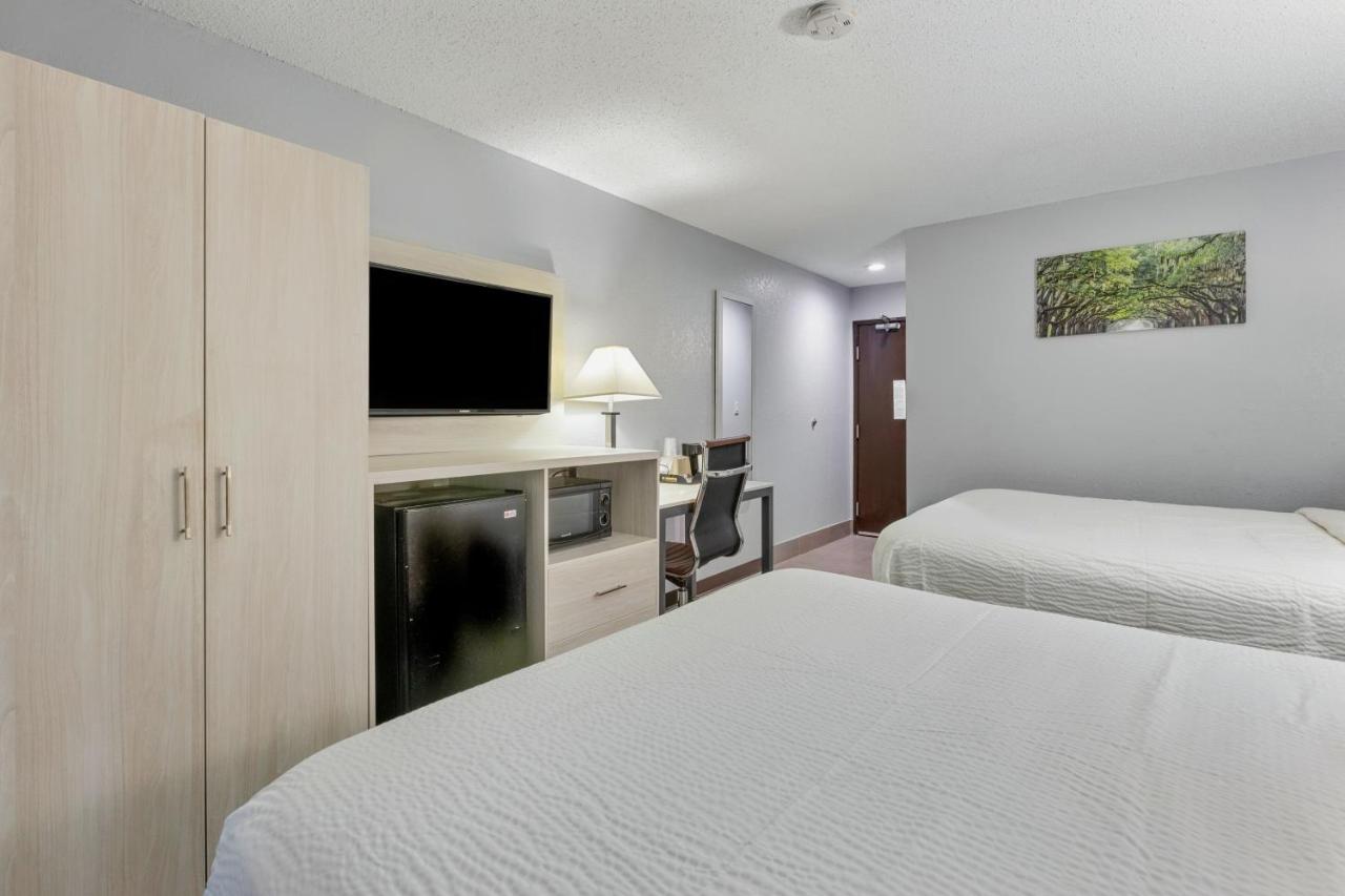 Queen Room with Two Queen Beds - Non-Smoking at Days Inn by Wyndham Savannah Gateway I-95