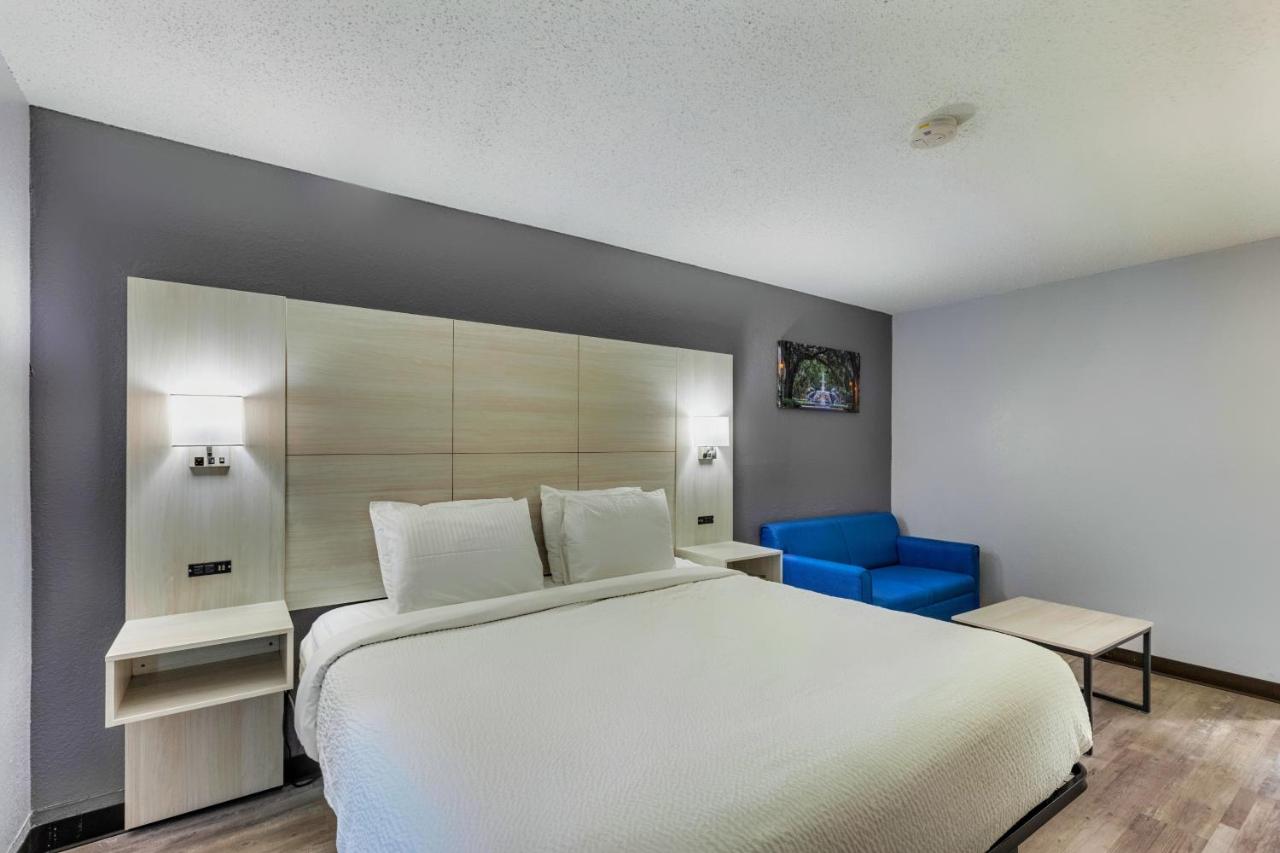 Deluxe King Room - Non-Smoking at Days Inn by Wyndham Savannah Gateway I-95