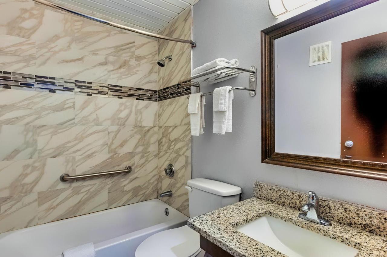 Deluxe King Room - Non-Smoking at Days Inn by Wyndham Savannah Gateway I-95