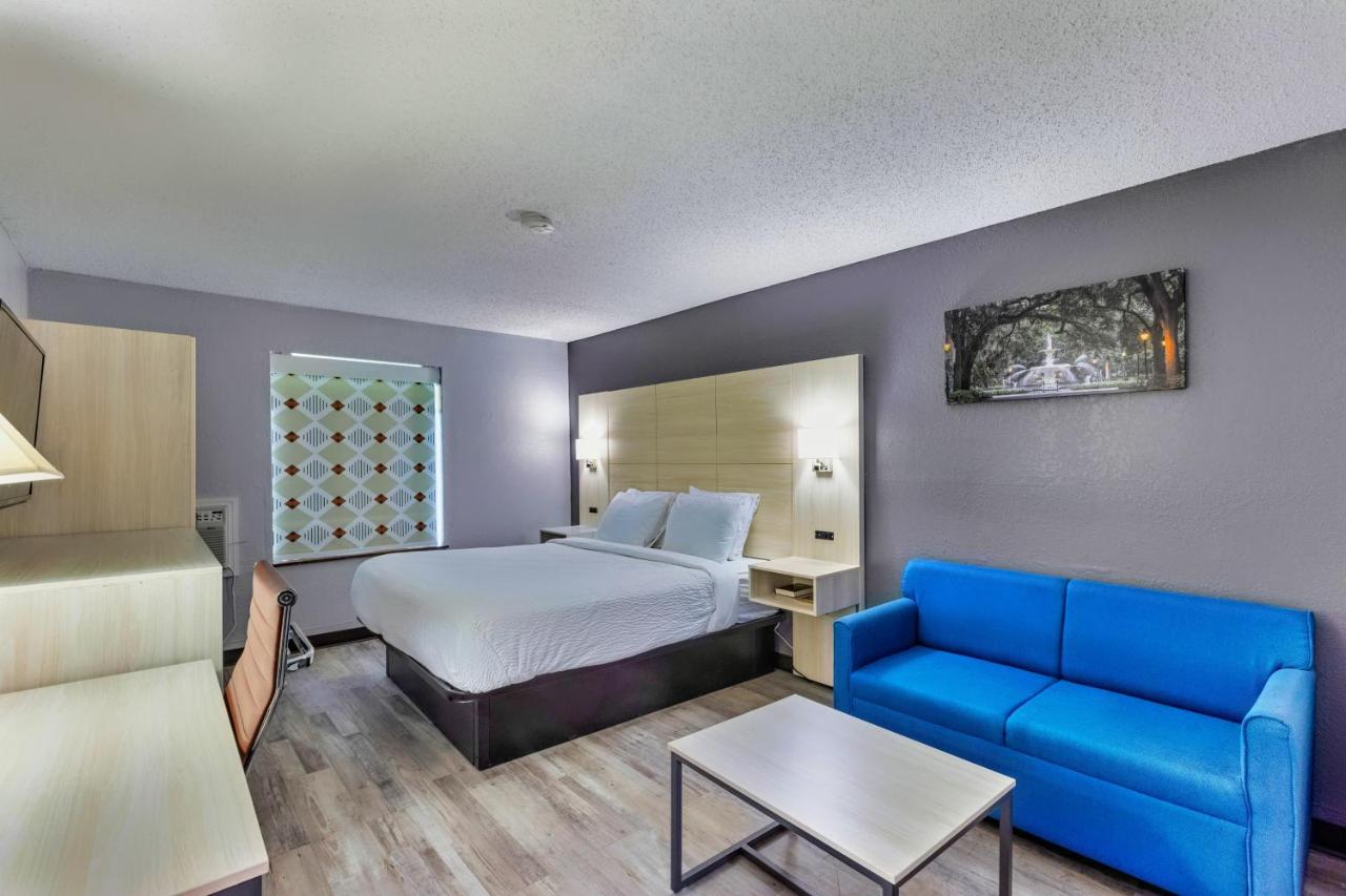 Deluxe King Room - Non-Smoking at Days Inn by Wyndham Savannah Gateway I-95