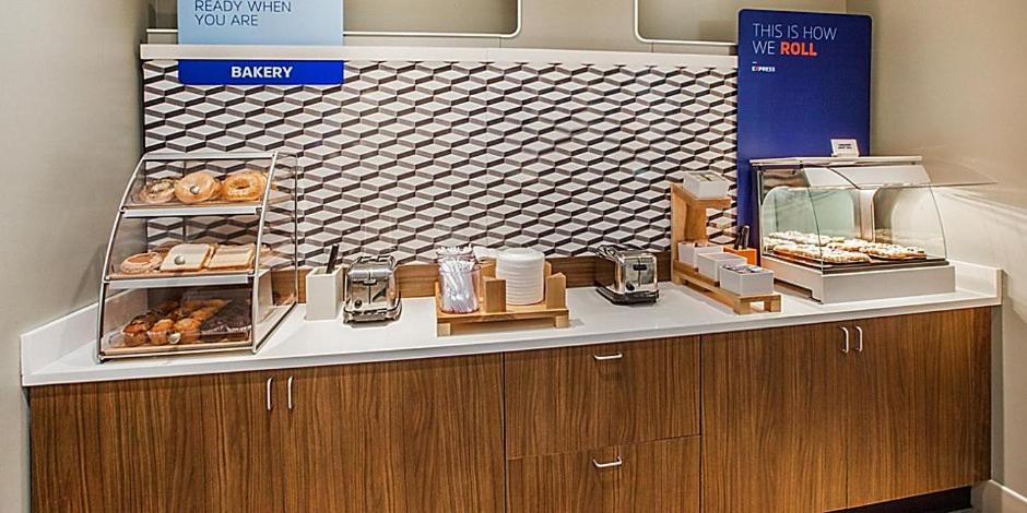 | Holiday Inn Express & Suites - Palm Desert - Millennium, an IHG Hotel