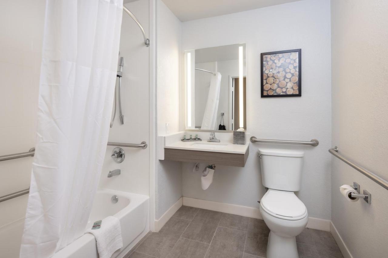 Queen Room with Bath Tub - Mobility Accessible at Comfort Inn Hayward - Oakland South
