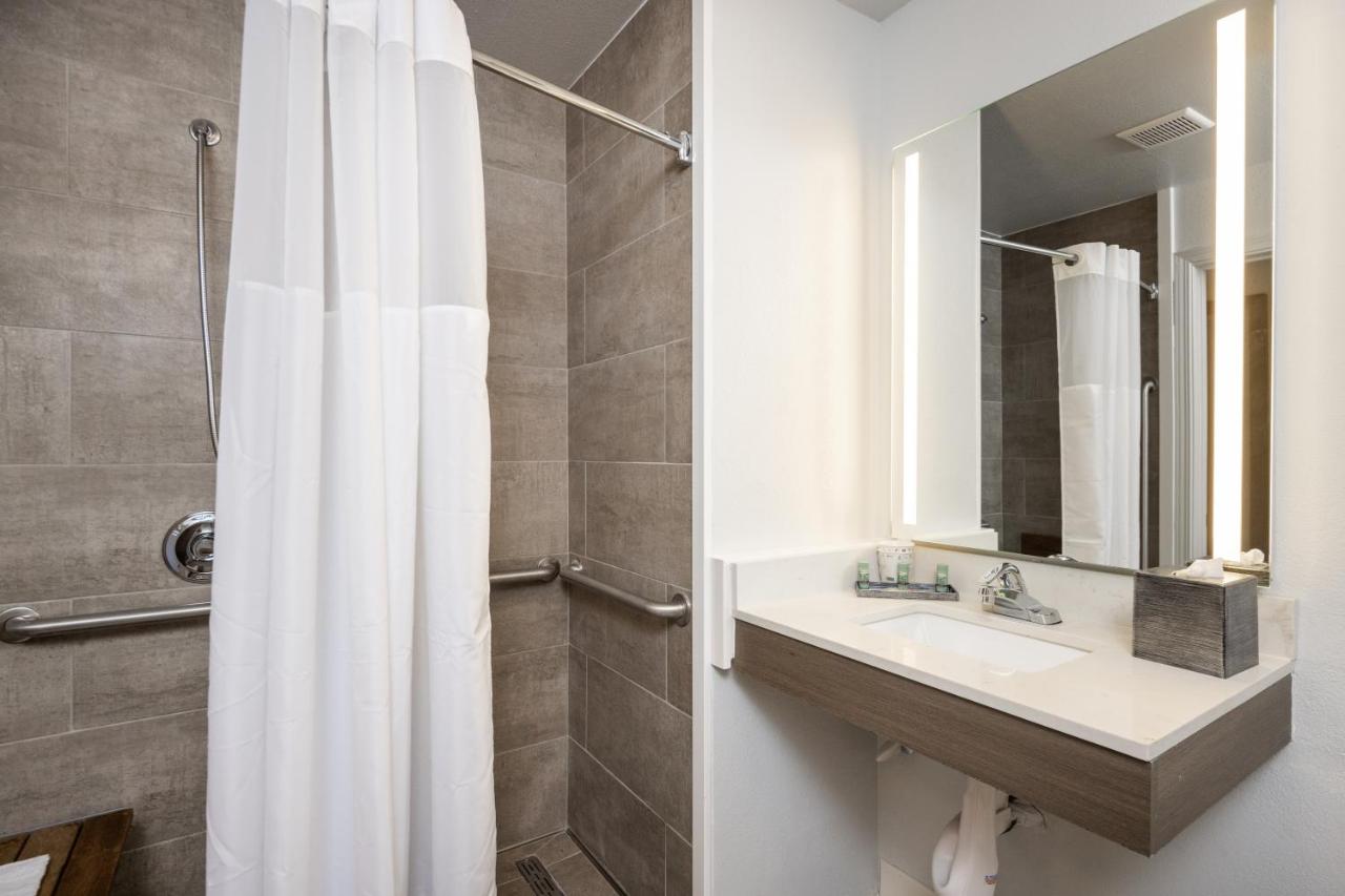 Queen Room with Roll-in Shower - Mobility Accessible at Comfort Inn Hayward - Oakland South
