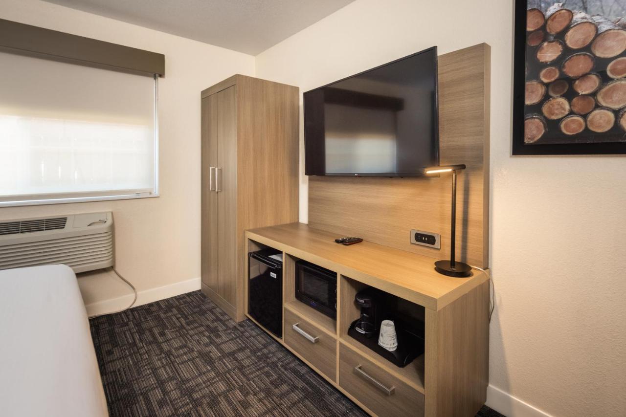 Queen Room with Bath Tub - Mobility Accessible at Comfort Inn Hayward - Oakland South