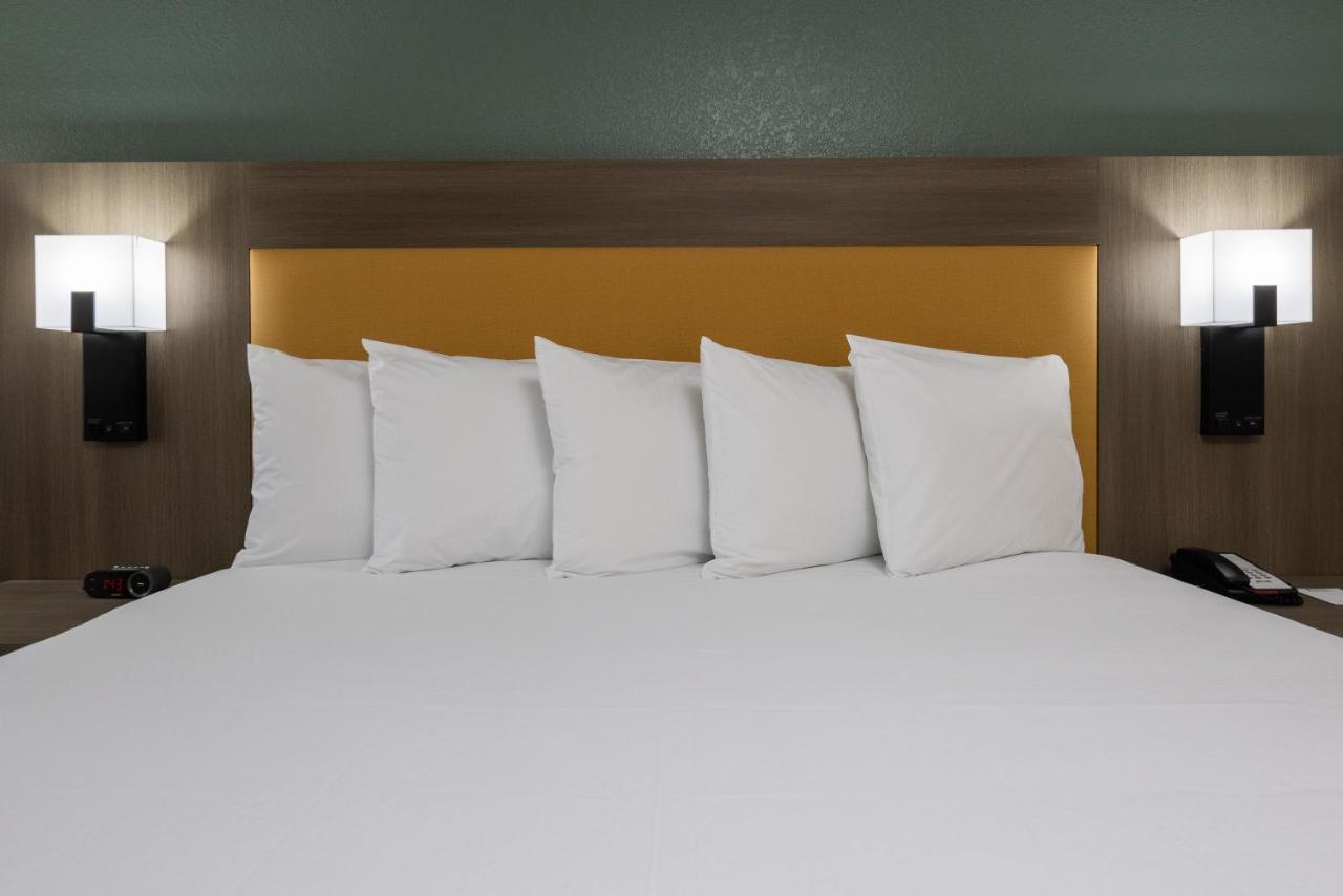 Queen Room with Bath Tub - Mobility Accessible at Comfort Inn Hayward - Oakland South