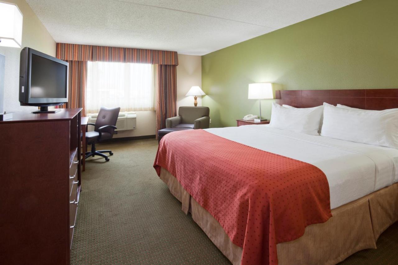 King Room at DoubleTree by Hilton Austin, MN