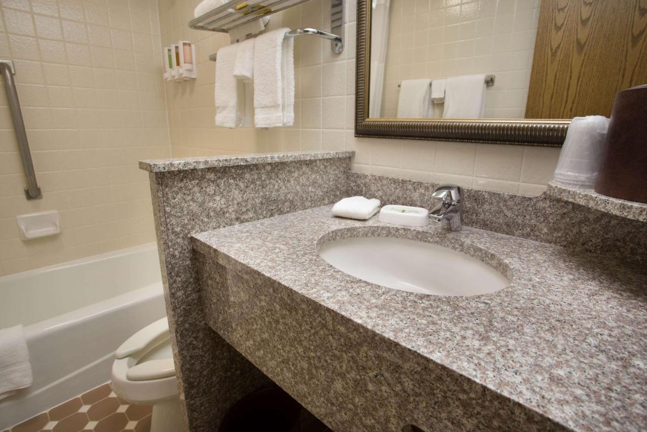 King Room - Non-Smoking at Days Inn by Wyndham Rolla