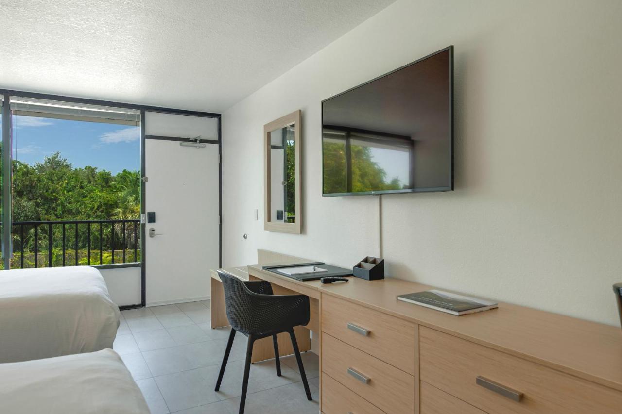 Deluxe Queen Room Pet Friendly at Casey Key Resorts - Mainland