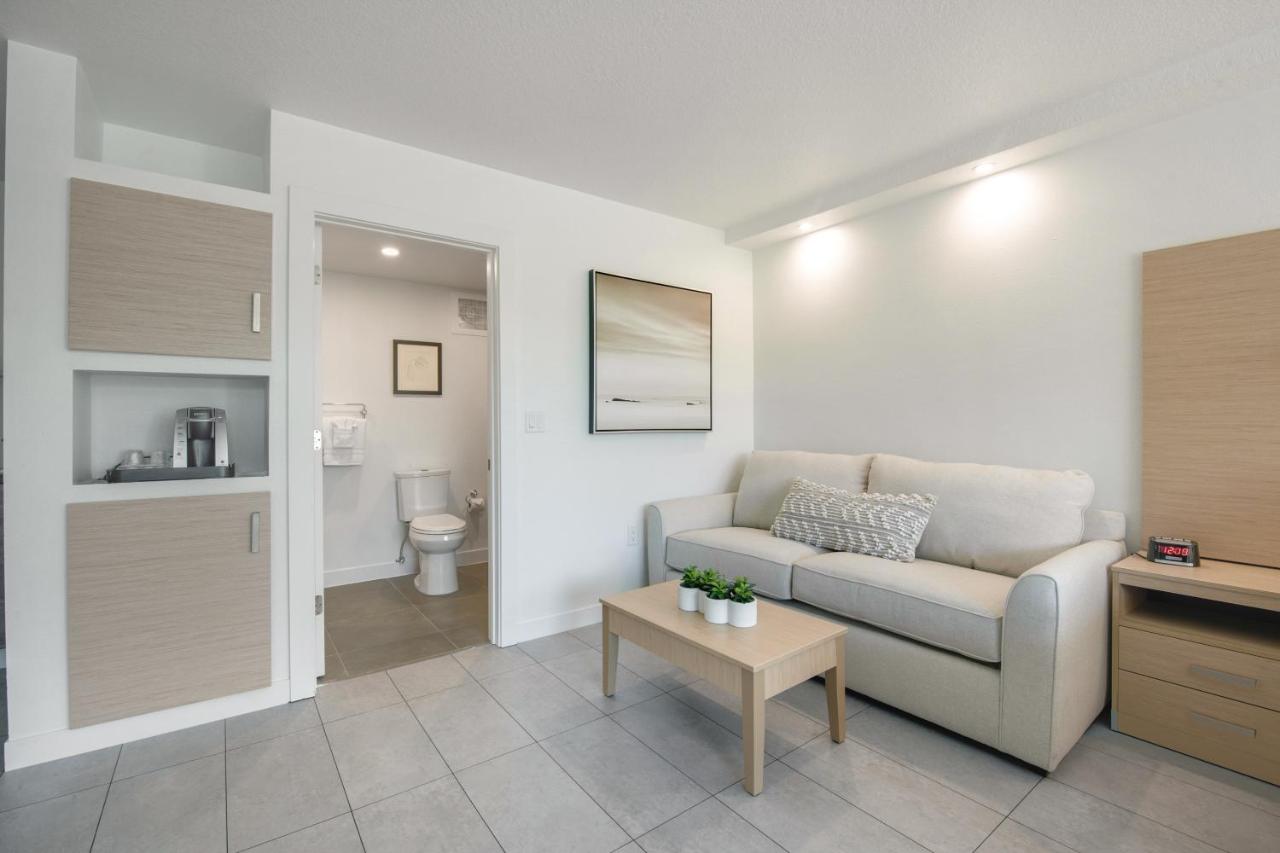 Deluxe King Room Pet Friendly at Casey Key Resorts - Mainland