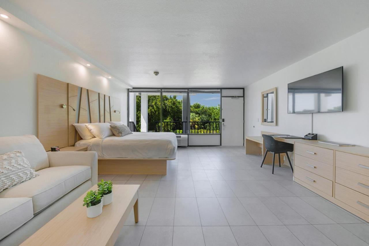 Deluxe King Room Pet Friendly at Casey Key Resorts - Mainland