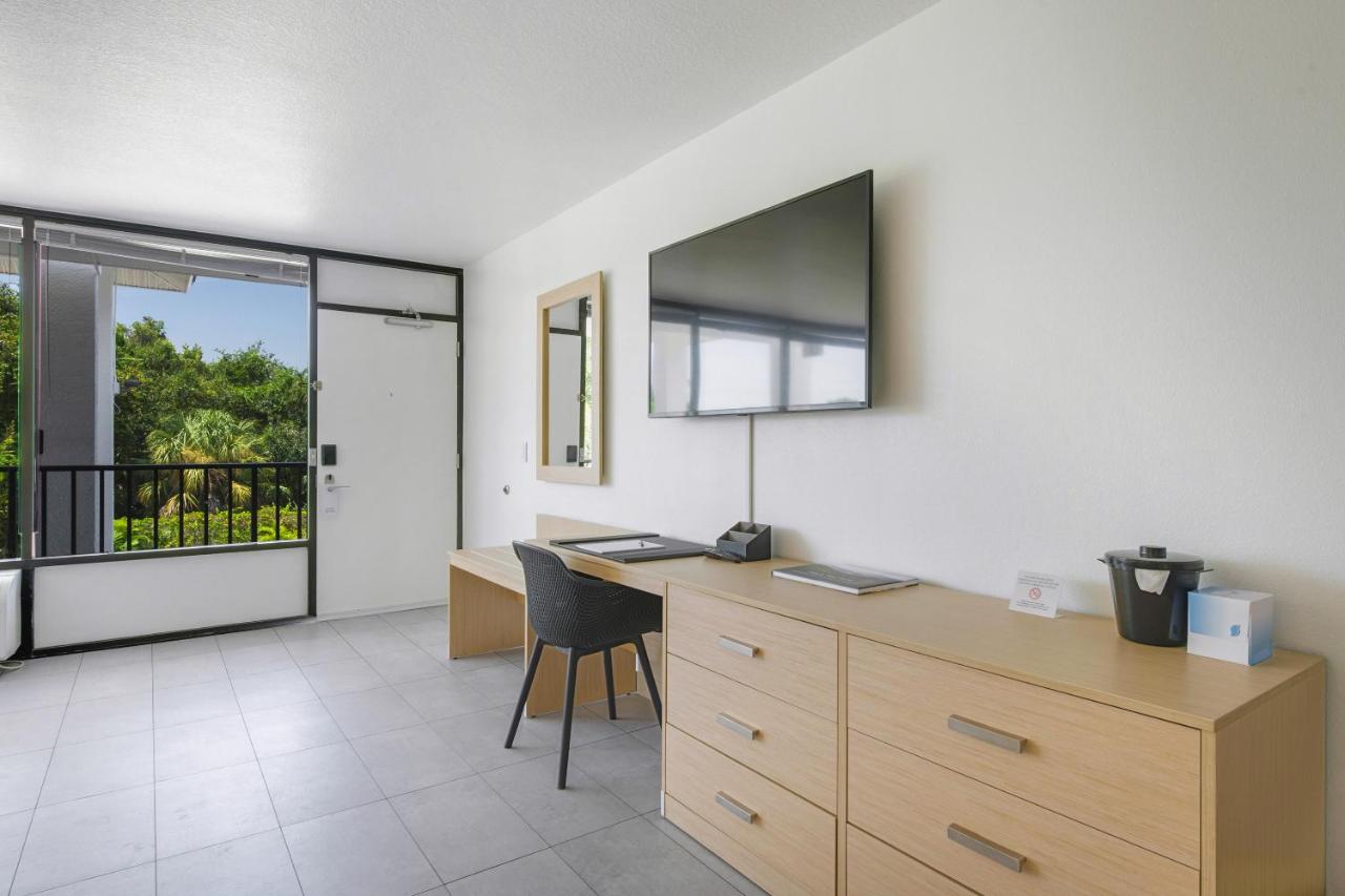 Deluxe King Room Pet Friendly at Casey Key Resorts - Mainland