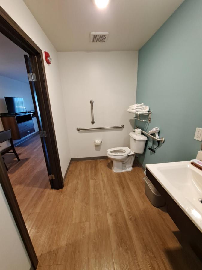 Queen Room with Tub - Disability Access/Non-Smoking at WoodSpring Suites Fargo North Near NDSU