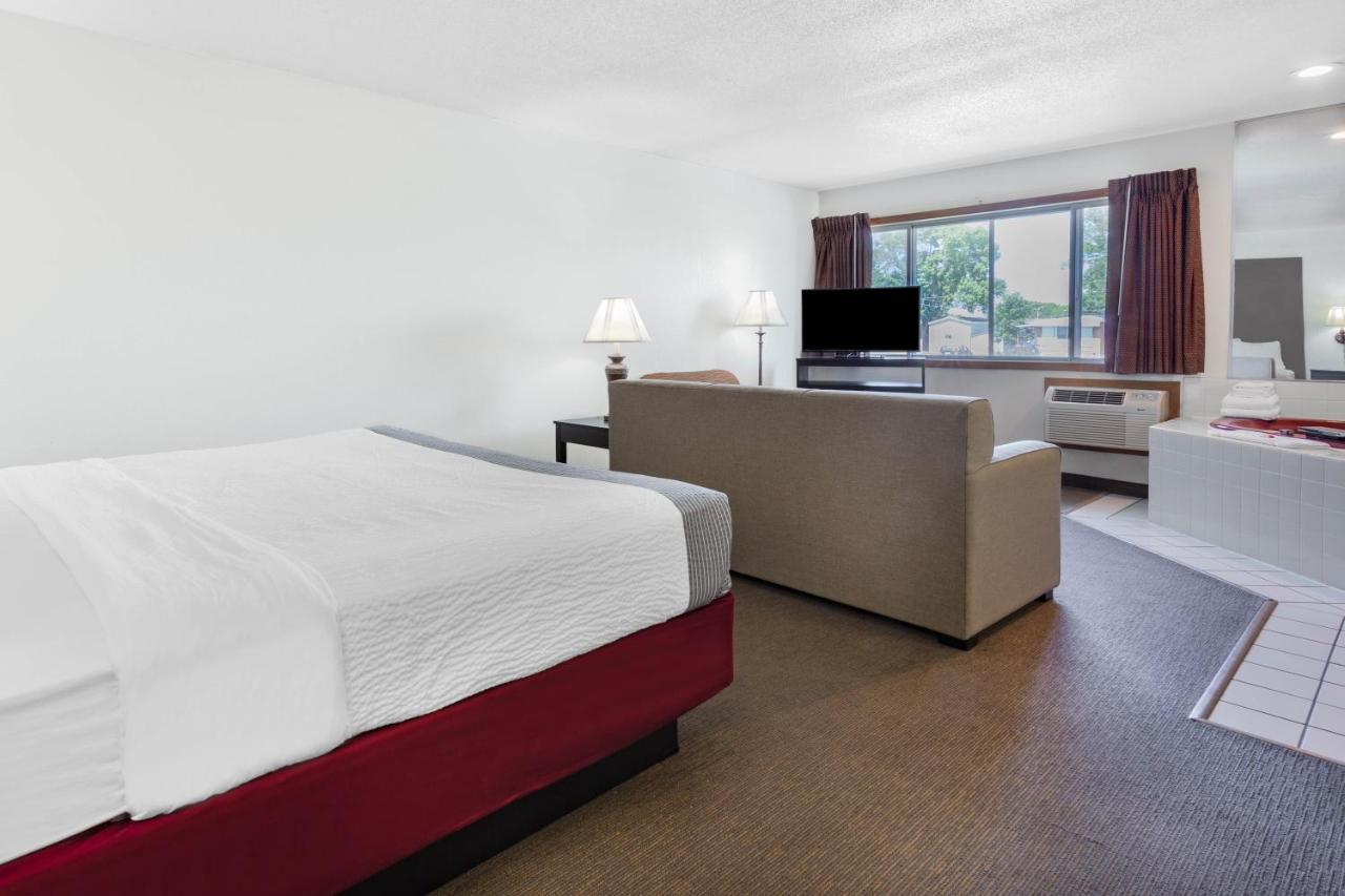 Deluxe King Studio Suite - Non-Smoking at Super 8 by Wyndham La Crosse
