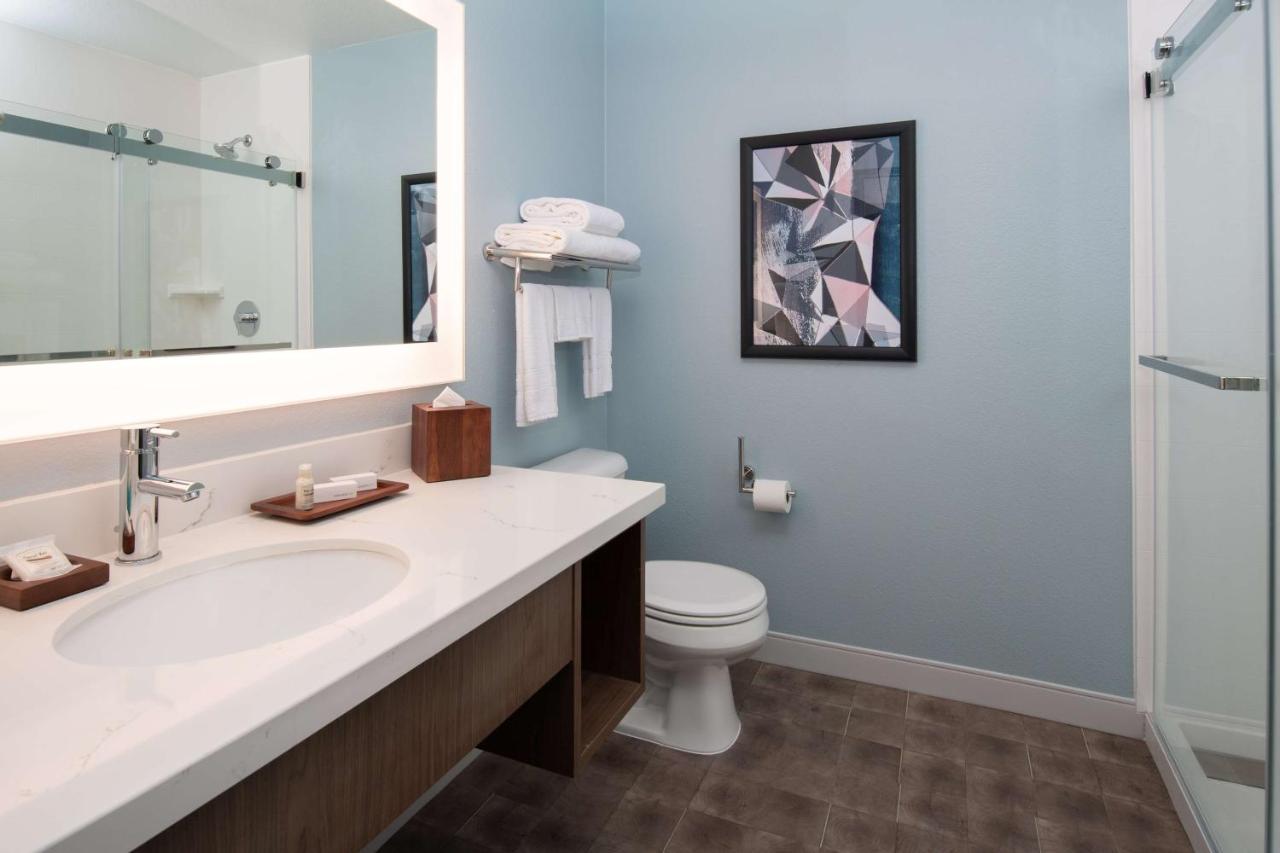 King Room with Roll-In Shower - Mobility Accessible at Best Western Premier Keizer/Salem Hotel