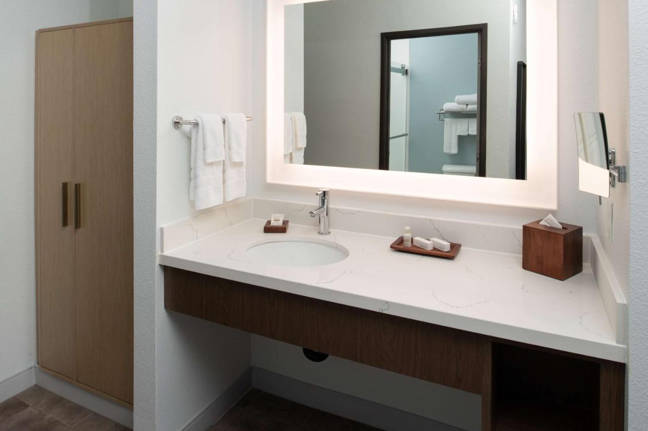 King Room with Sofa Bed and Kitchenette at Best Western Premier Keizer/Salem Hotel