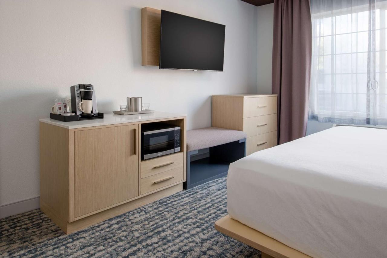 King Room with Roll-In Shower - Mobility Accessible at Best Western Premier Keizer/Salem Hotel