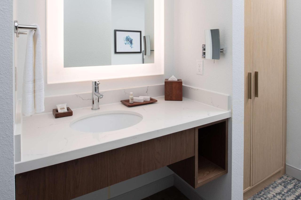 King Room with Roll-In Shower - Mobility Accessible at Best Western Premier Keizer/Salem Hotel