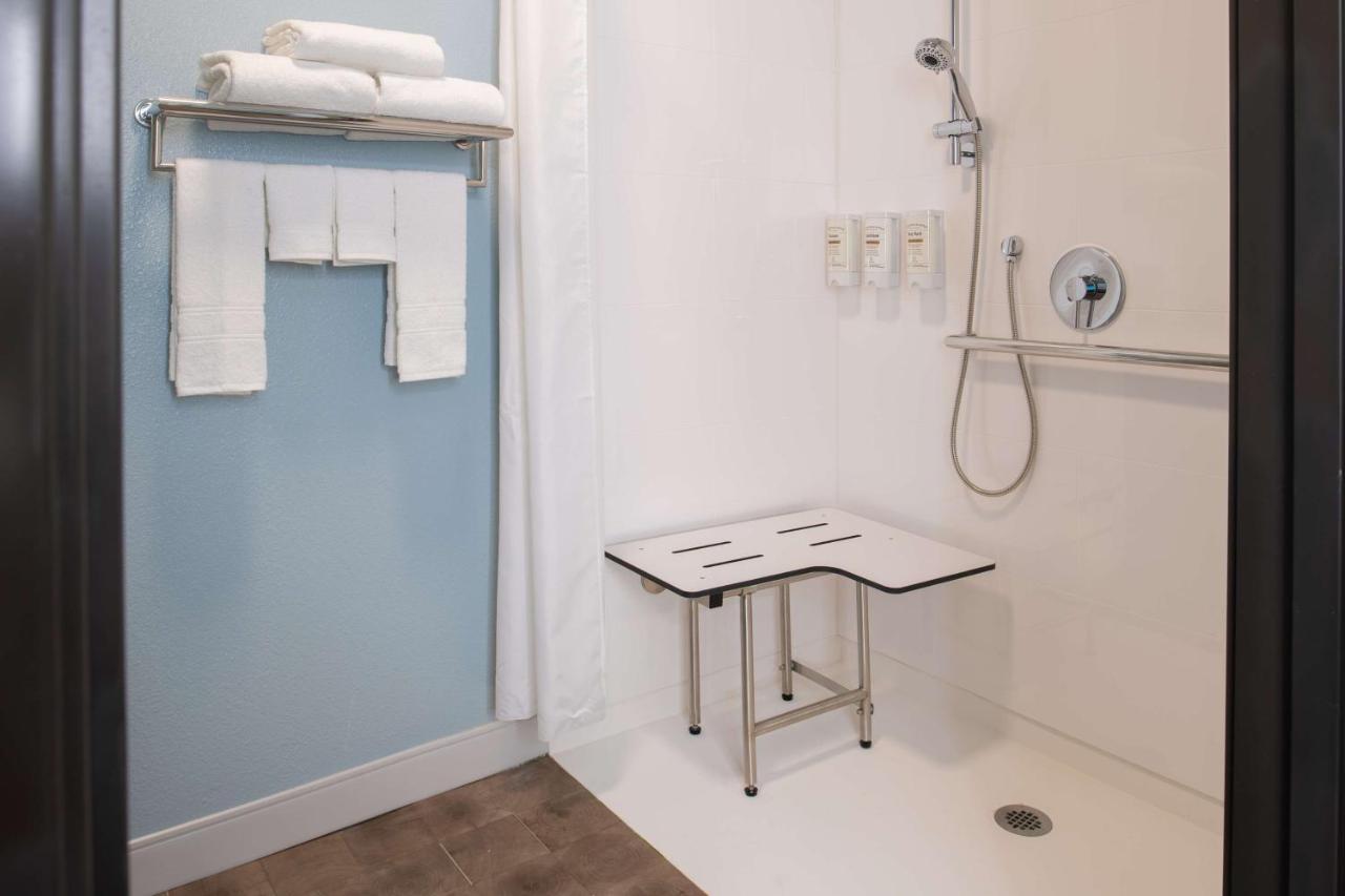 King Room with Roll-In Shower - Mobility Accessible at Best Western Premier Keizer/Salem Hotel