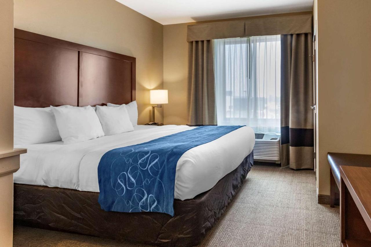 King Suite at Comfort Suites Airport - University