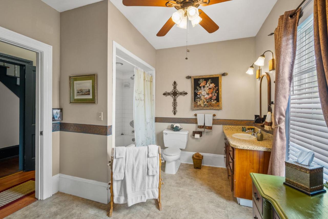 | Goodbread House Bed and Breakfast