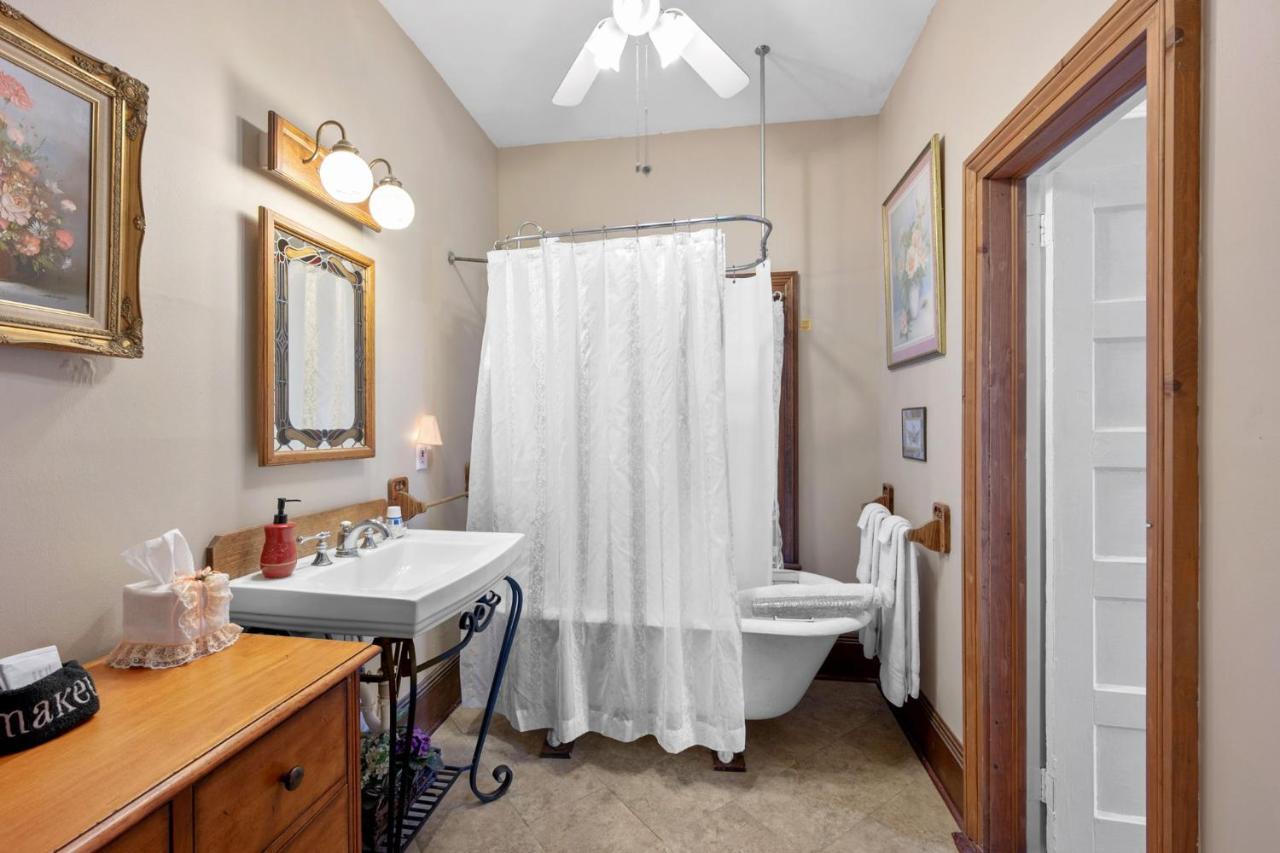 | Goodbread House Bed and Breakfast