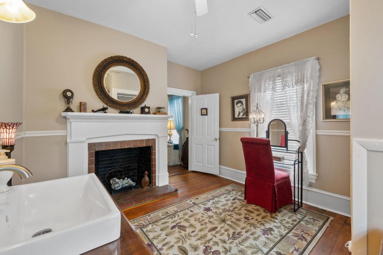| Goodbread House Bed and Breakfast