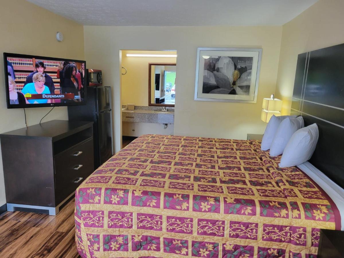 King Room - Smoking at Country Hearth Inn & Suites Cartersville