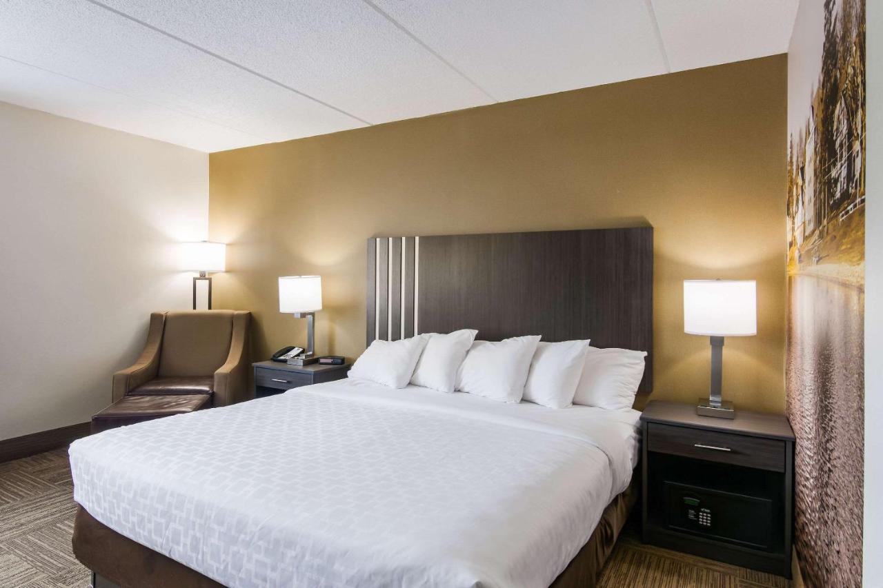 Standard King Room with Tub - Accessible/Non-Smoking at Clarion Pointe Jamestown - Falconer