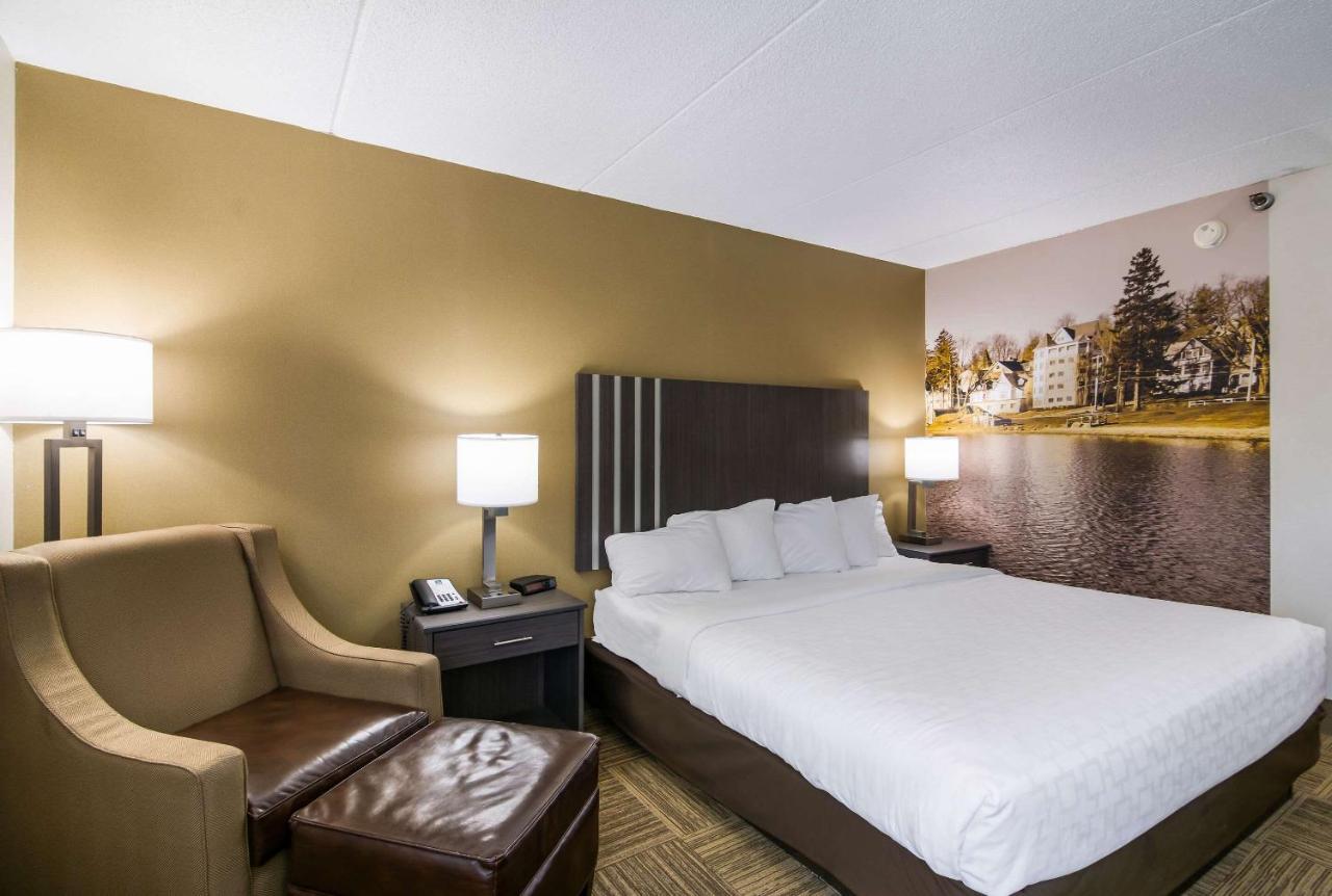 Standard King Room with Tub - Accessible/Non-Smoking at Clarion Pointe Jamestown - Falconer