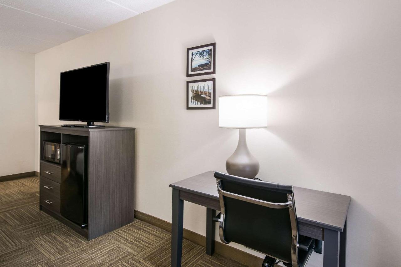 King Room 1st Floor - Non-Smoking at Clarion Pointe Jamestown - Falconer