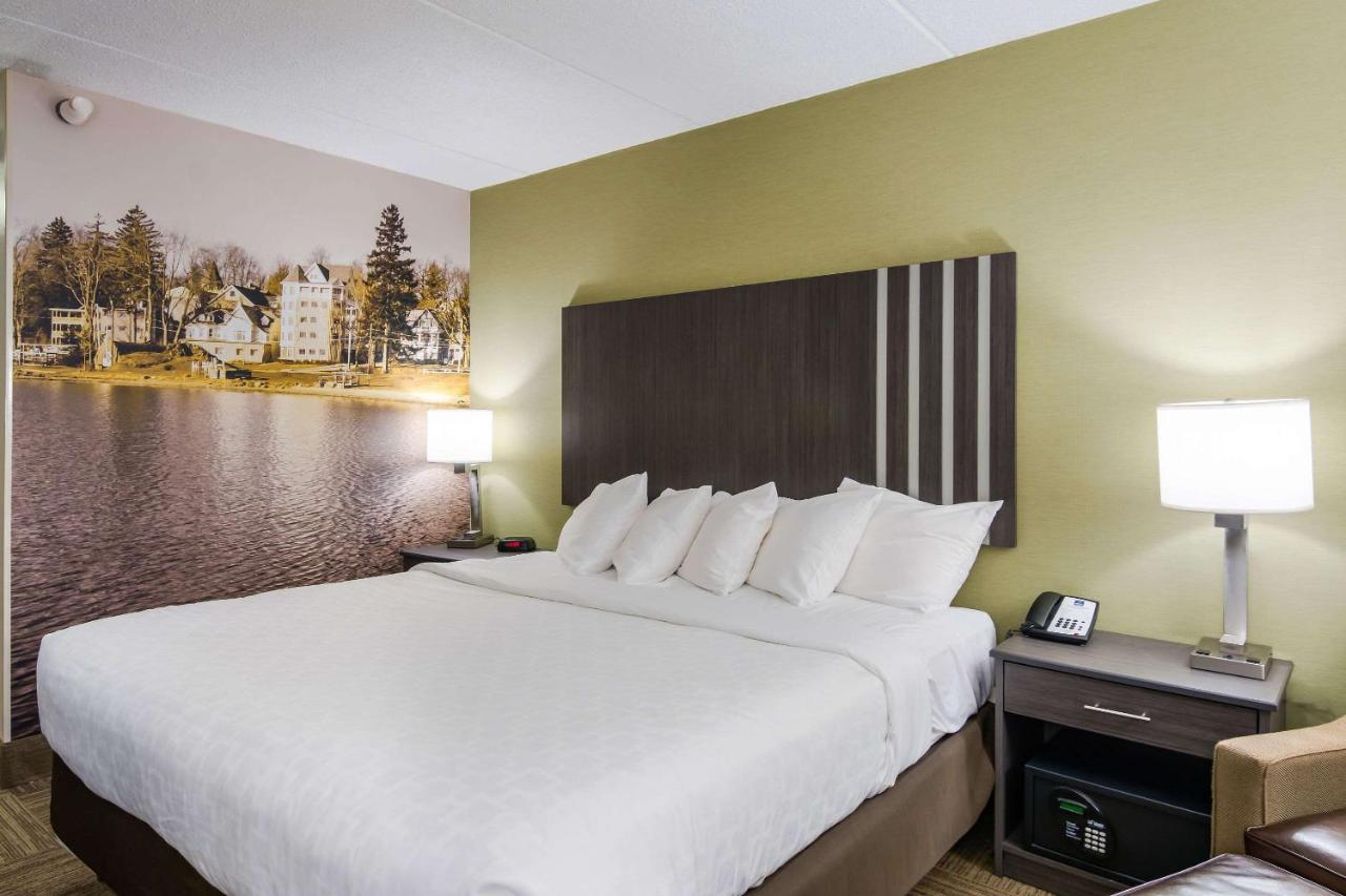 King Room - Non-Smoking at Clarion Pointe Jamestown - Falconer