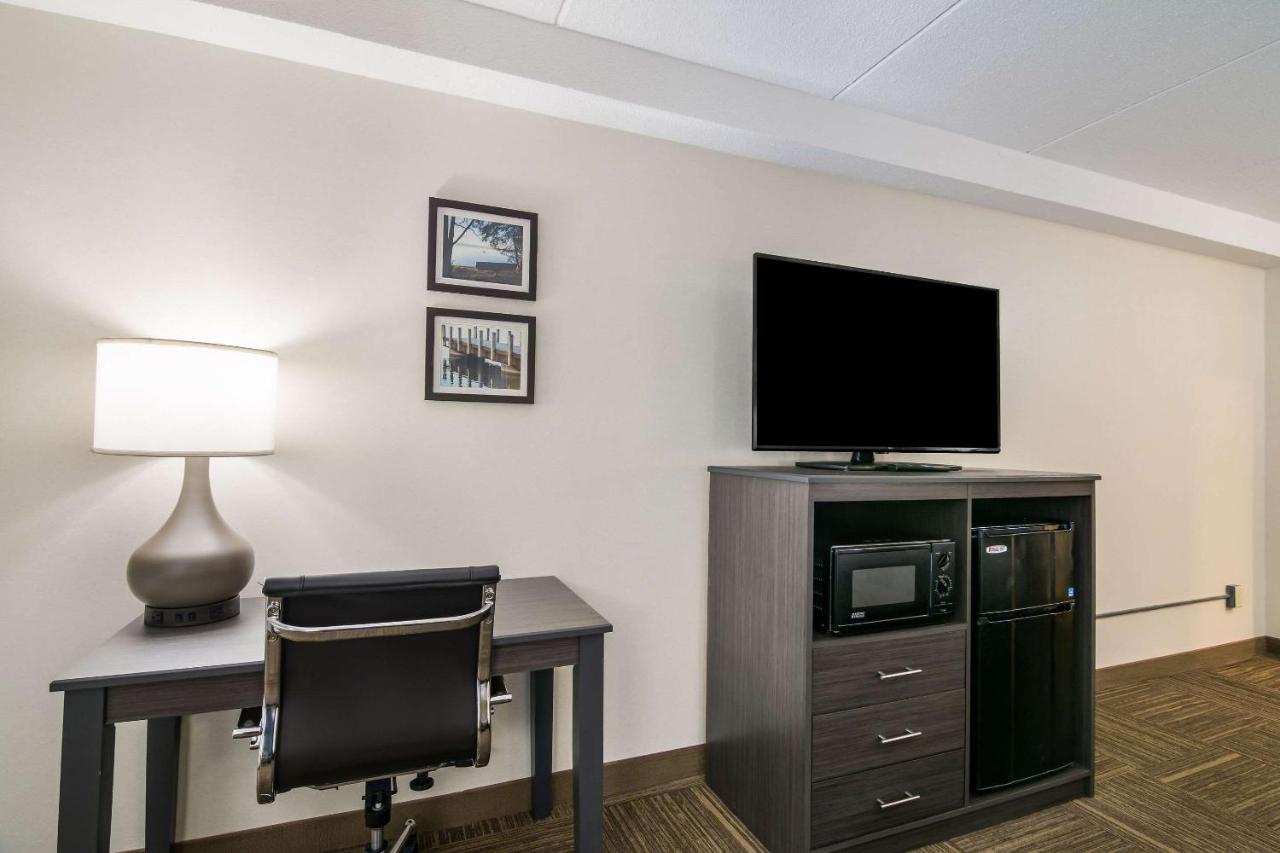 Queen Room - Non-Smoking at Clarion Pointe Jamestown - Falconer