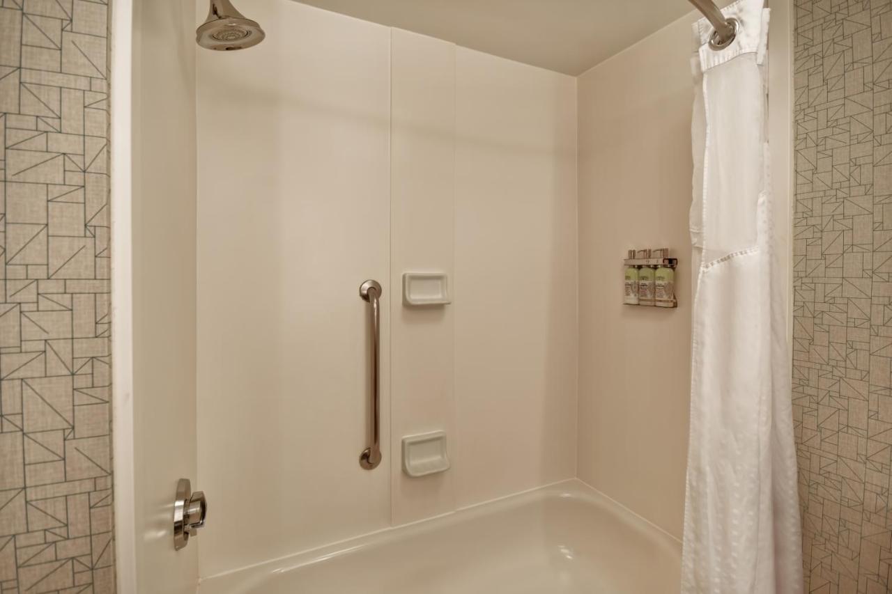 | Holiday Inn Express Newport North - Middletown, an IHG Hotel