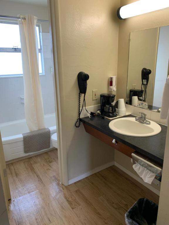 | Economy Inn