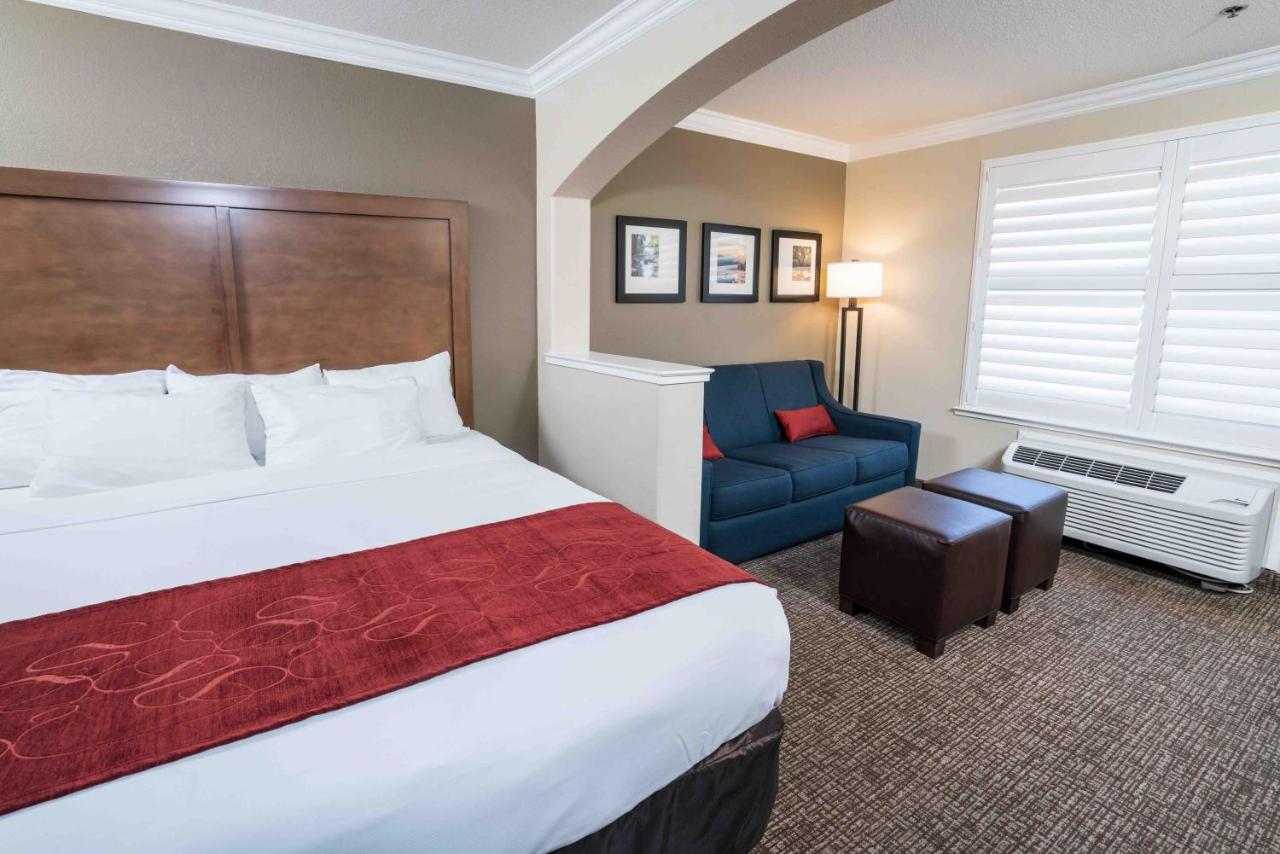 King Suite at Comfort Suites Fresno River Park